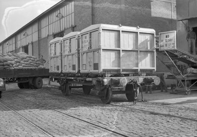 841486 Afbeelding van een wagen van de N.S. met autolaadkisten te Rotterdam.